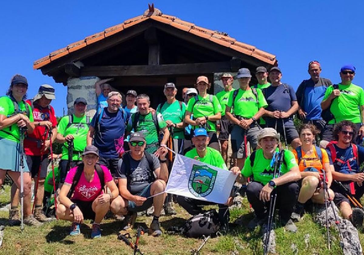 Bataz beste ehun lagun inguruk hartu du parte orain arteko etapa bakoitzean. Argazkian, aurreko etapan parte hartutako mendizale batzuk, Leintz Gatzaga eta Otxandio arteko ibilbidean.