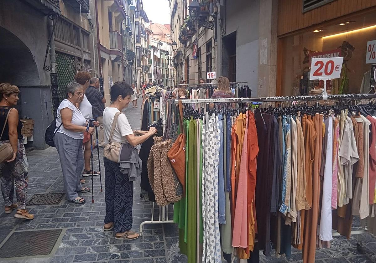 Varias personas miran las gangas en una anterior edición del Merkemerkaua de primavera-verano.