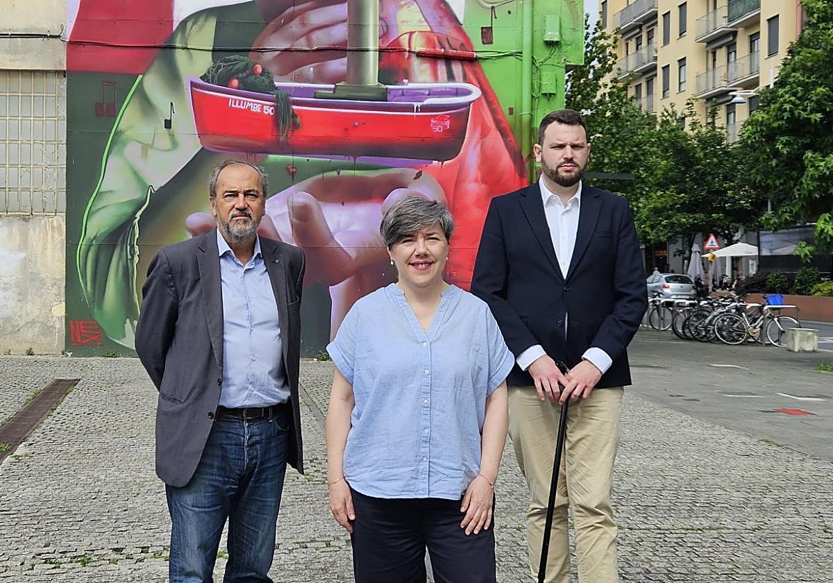 La portavoz socialista Lore Suárez acompañada de los concejales Miguel Ángel Crespo y Jokin Babaze.