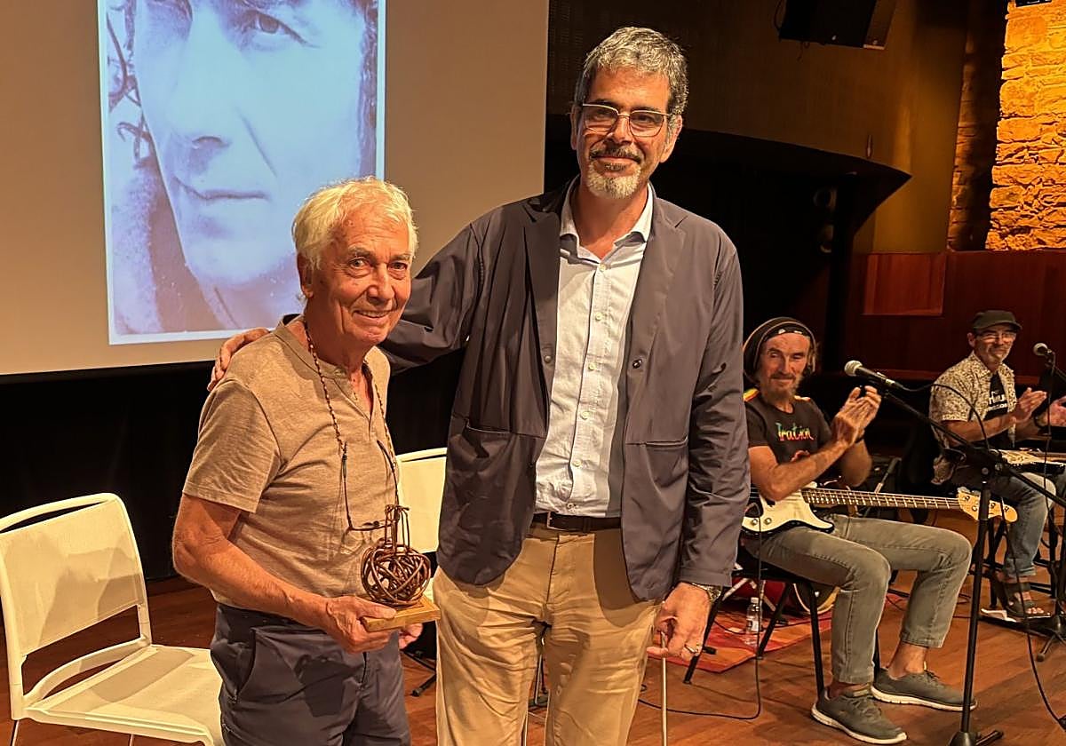 Julio Villar recibió una escultura del alcalde de la ciudad, Eneko Goia.