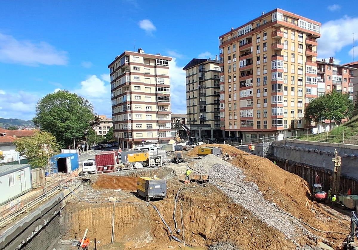 El paso en el que se acomodarán las plazas subterránas del futuro parking de Belartza va cogiendo forma.