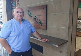 Koldo Díaz frente a la pastelería, en la víspera de su cierre definitivo.