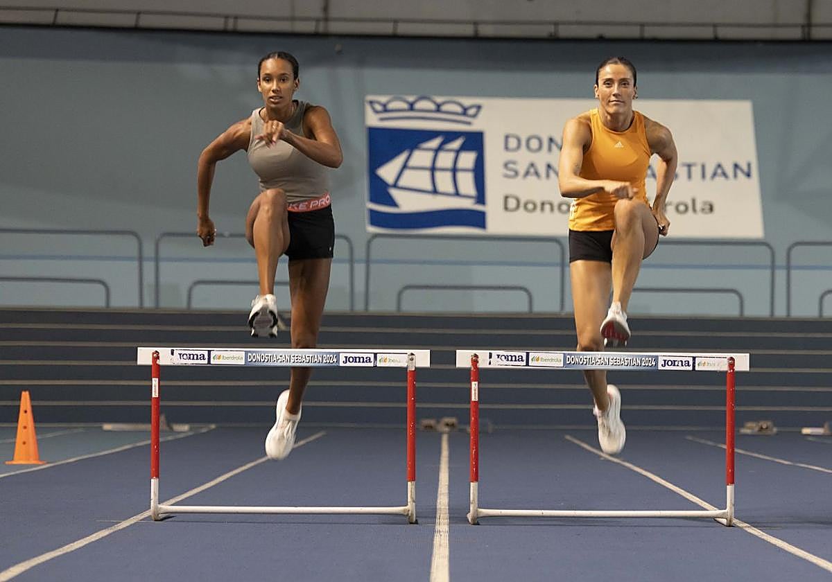 María Vicente y Teresa Errandonea, durante un entreno previo al Mundial de Tokio en el velódromo.