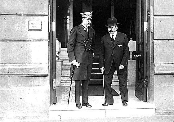 El conde de Romanones, con su característica cojera, en 1916 en San Sebastián.