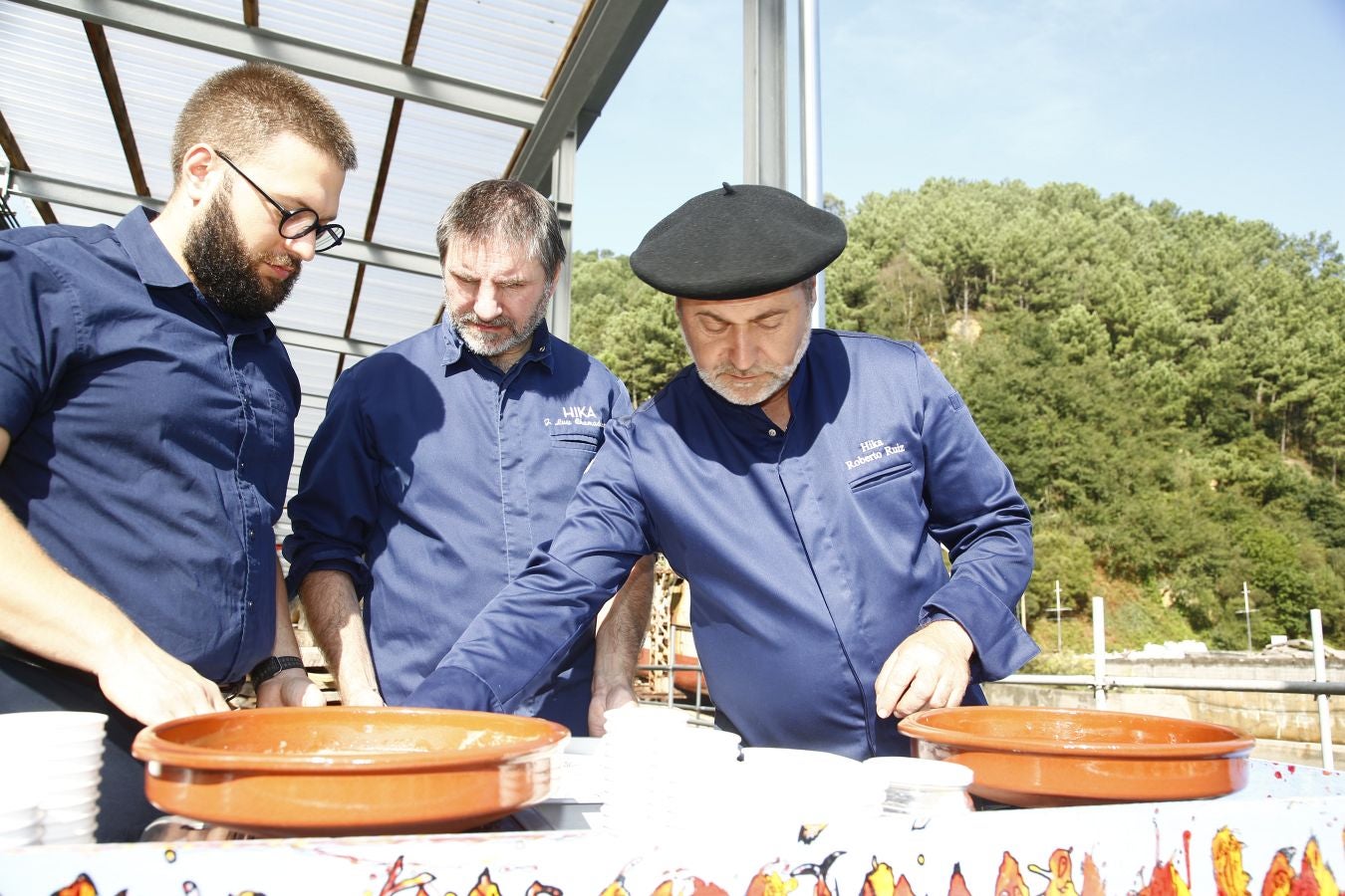 Roberto Ruiz y su equipo de Hika prepararon unas suculentas cazuelitas que se sirvieron en el cóctel posterior al evento.