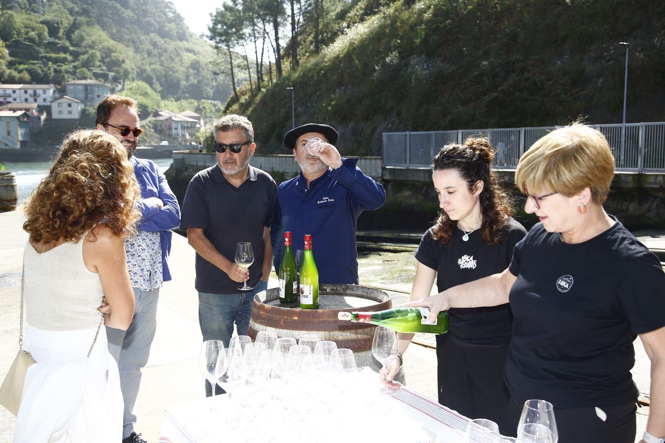 Ainhoa Velasco, Xabier de la Maza,Mitxel Ezquiaga y Roberto Ruiz con miembros de su equipo.