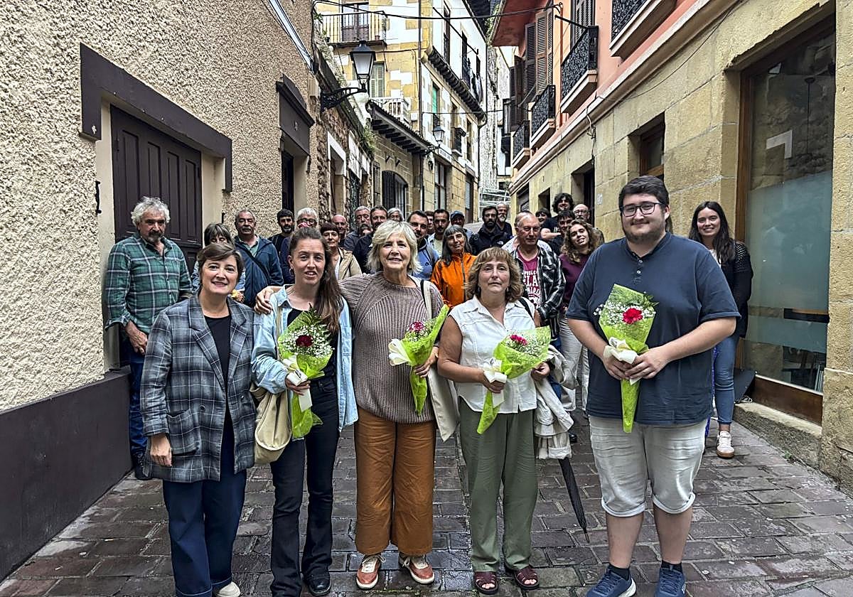 La foto de familia de EH Bildu con los dirigentes entrantes y salientes