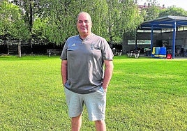 Ramos posa frente al chiringuito de las piscinas de Fanderia.