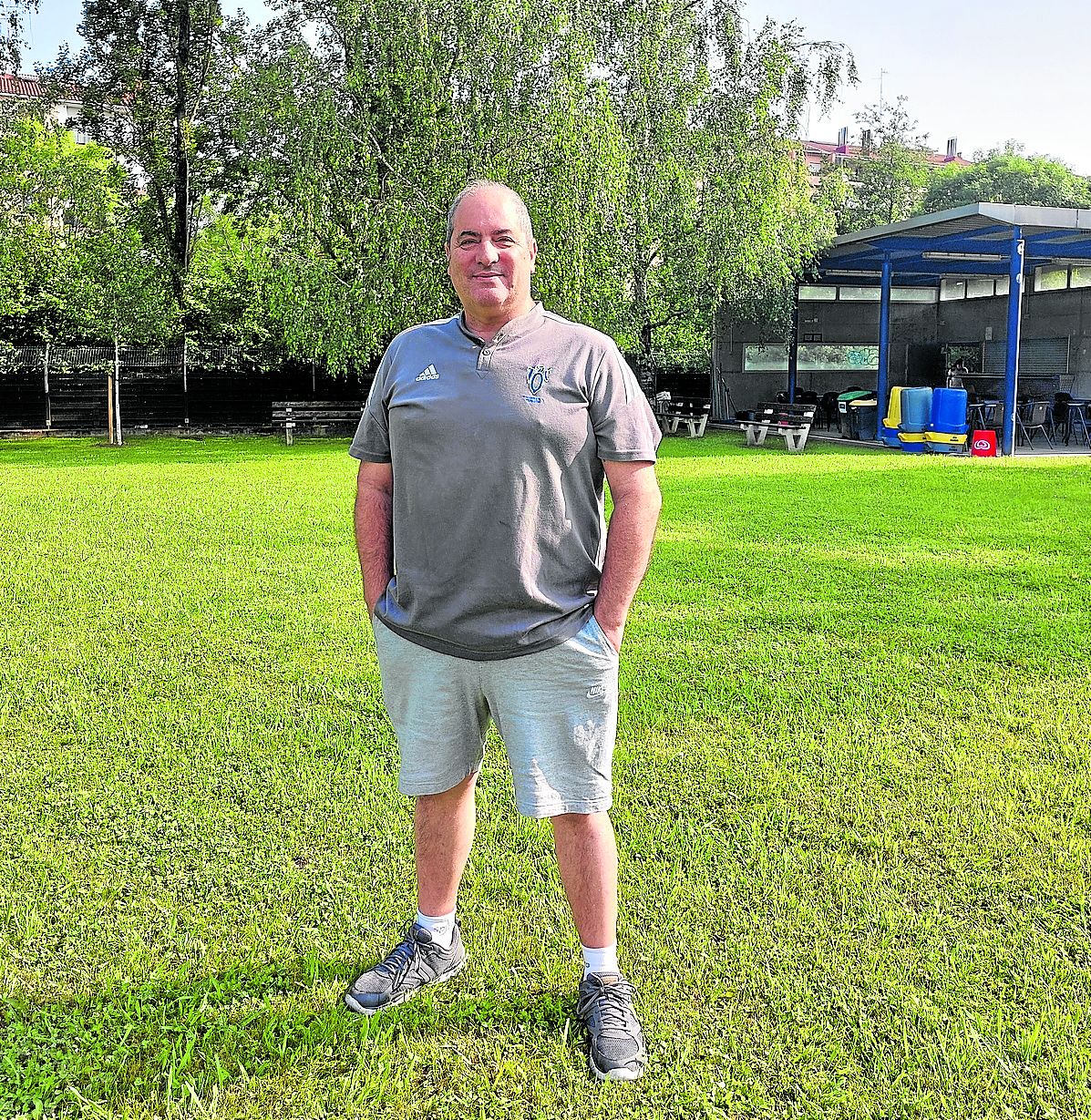 Ramos posa frente al chiringuito de las piscinas de Fanderia.