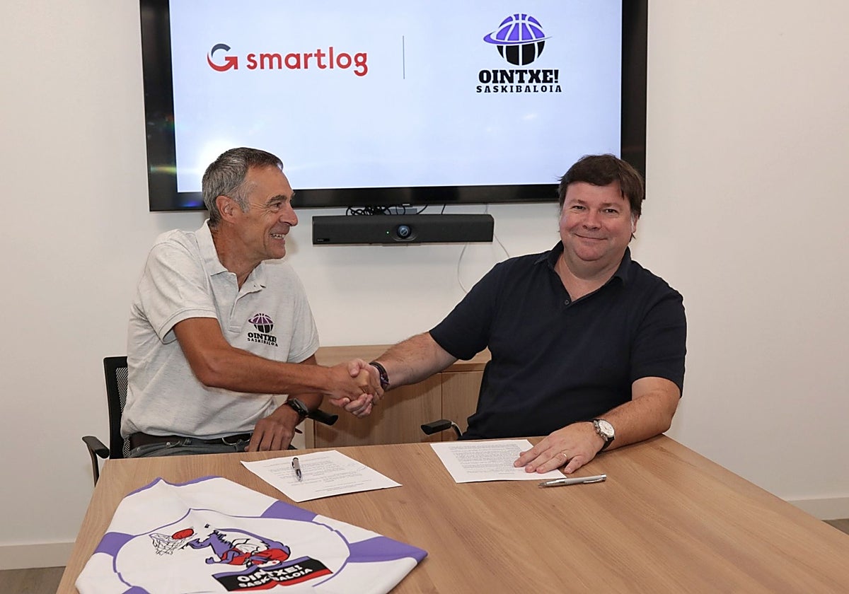 Jose Mari Balzategi, en representación del club Ointxe, y el CEO de Smartlog Group han rubricado hoy el acuerdo.