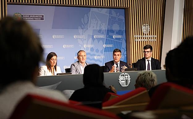 La directora general de Basque Trade & Investment, Nagore Bonilla; el viceconsejero de Promoción Industrial, Andoitz Korta; el consejero de Industria, Transición Energética y Sostenibilidad, Mikel Jauregi, y el director general del Grupo SPRI, Jon Ansoleaga.