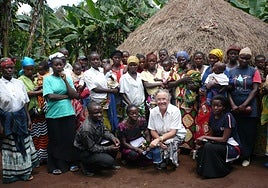 Maite Iceta, agachada en el centro de la imagen, con vecinos de Kinyabalanga.