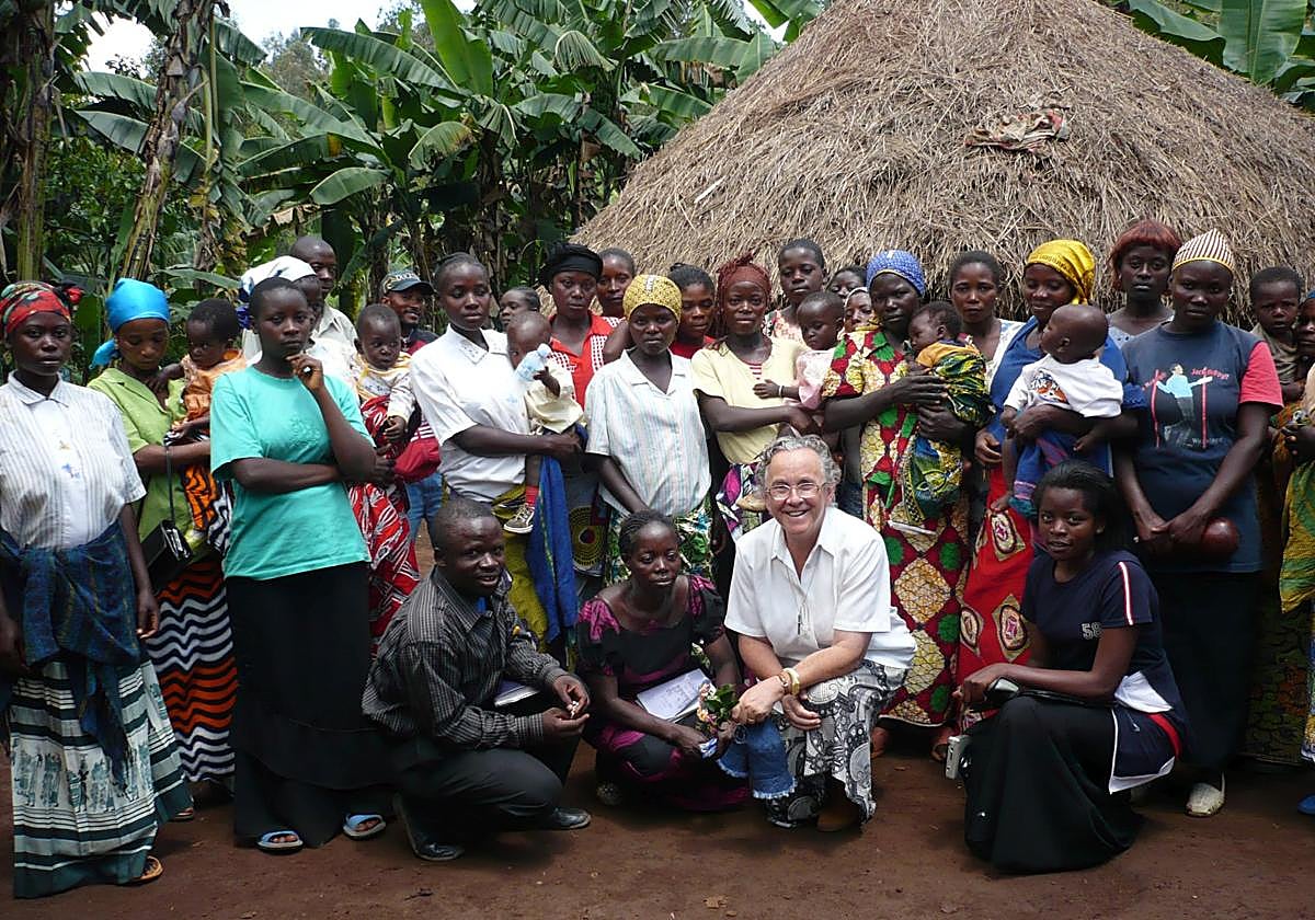 Maite Iceta, agachada en el centro de la imagen, con vecinos de Kinyabalanga.