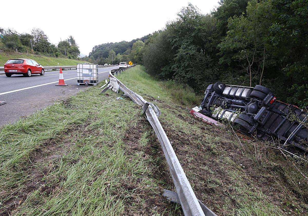 El camión siniestrado el lunes volcado en el arcén de la AP-8 en Zarautz.