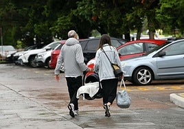 Una pareja sale del hospital con su hijo recién nacido