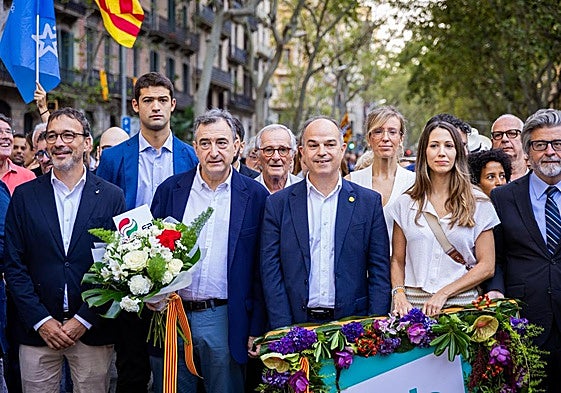 Aitor Esteban junto a Jordi Turull durante la ofrenda floral a Casanova.