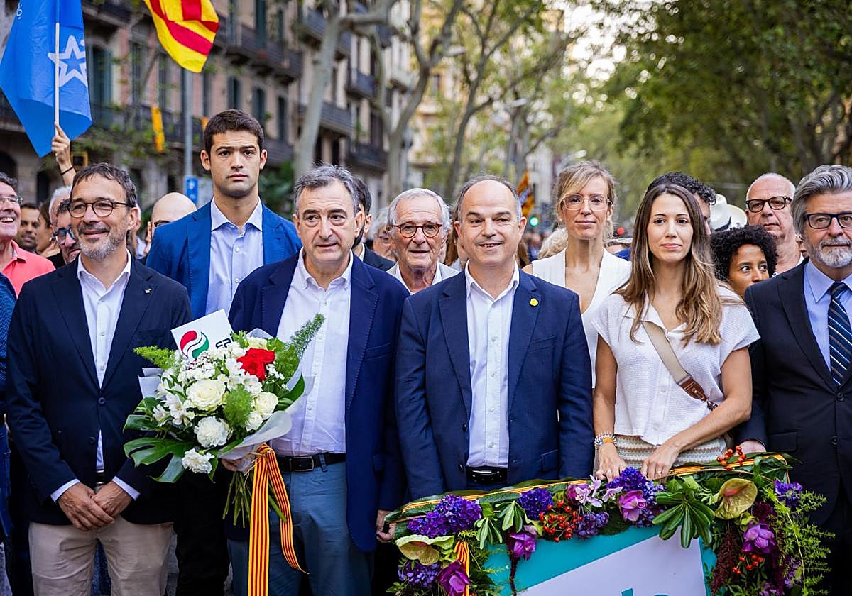 Aitor Esteban junto a Jordi Turull durante la ofrenda floral a Casanova.