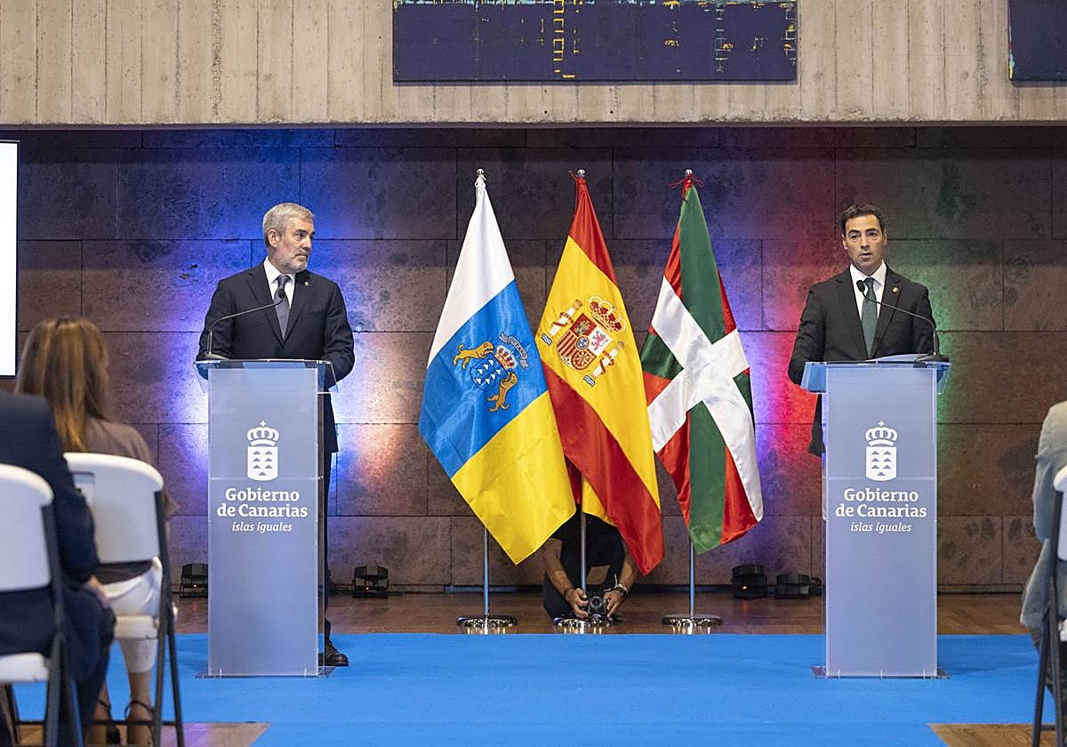 El presidente de Canarias, Fernando Clavijo, y el lehendakari, Imanol Pradales, han firmado en Tenerife un convenio de colaboración.