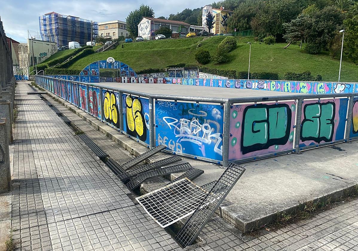 Denuncia Ane: «Así apareció ayer la pista de multideporte de Manteo. Muchas de las rejillas de recogida de aguas fueron destrozadas y sacadas de su posición en la acera. Por lo que ahora cuando vayamos a la pista con niños pequeños deberemos extremar la precaución. Esperemos que acudan de Mantenimiento y las cambien cuanto antes».