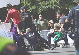 Los agentes sujetan a los manifestantes que han saltado al recorrido en Valladolid