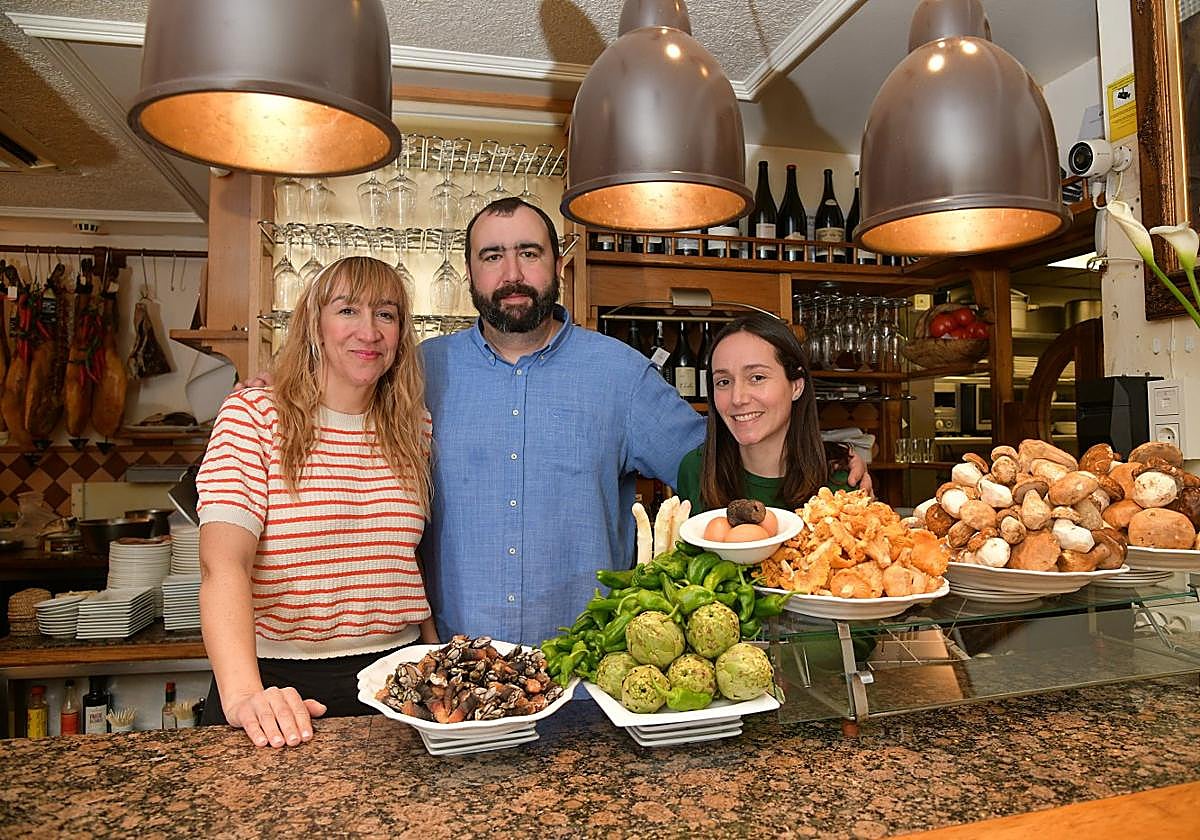 Los responsables de Ganbara, con algunos de los productos que son protagonistas en su cocina sobre la barra.