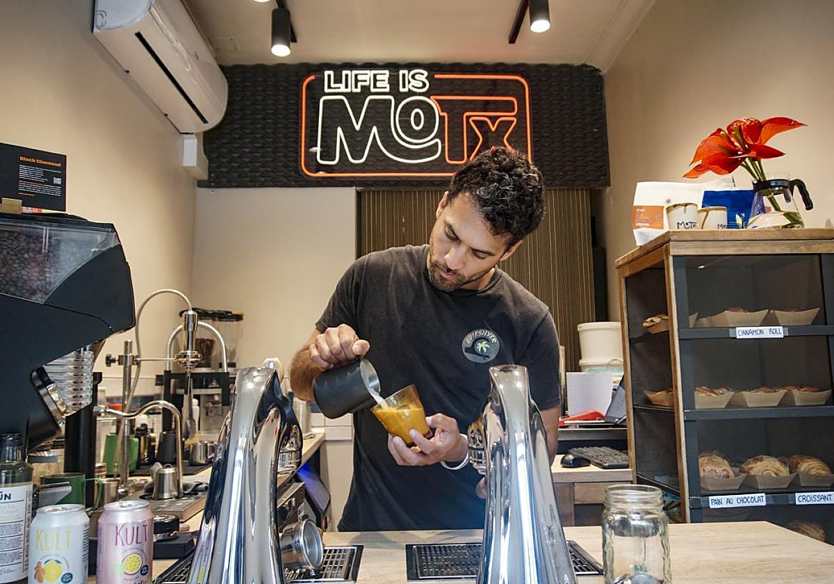 En ausencia de Helene, buena barista y maestra coctelera de cafés, Jonny atiende en plaza Usandizaga.
