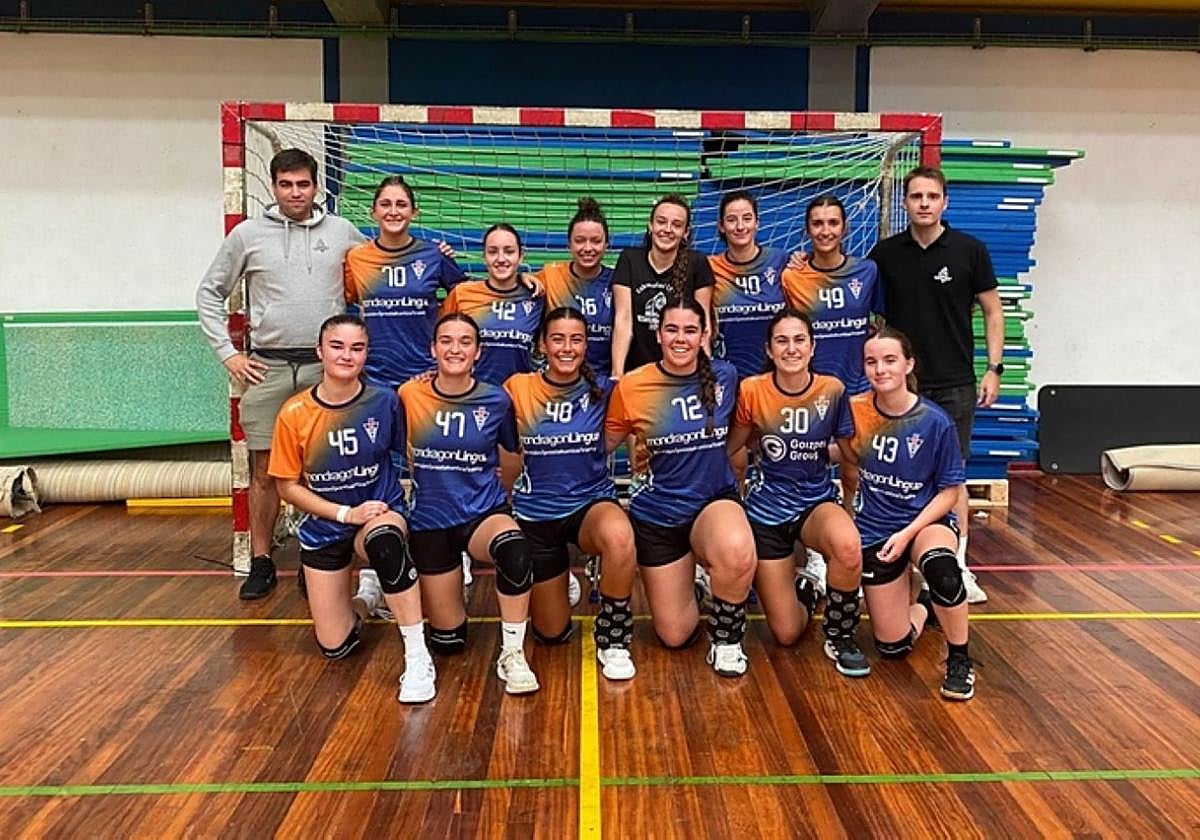 Las integrantes y los técnicos del conjunto sénior femenino.