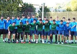 Primera imagen de equipo de los juveniles del nacional y su técnico en una jornada de pretemporada.