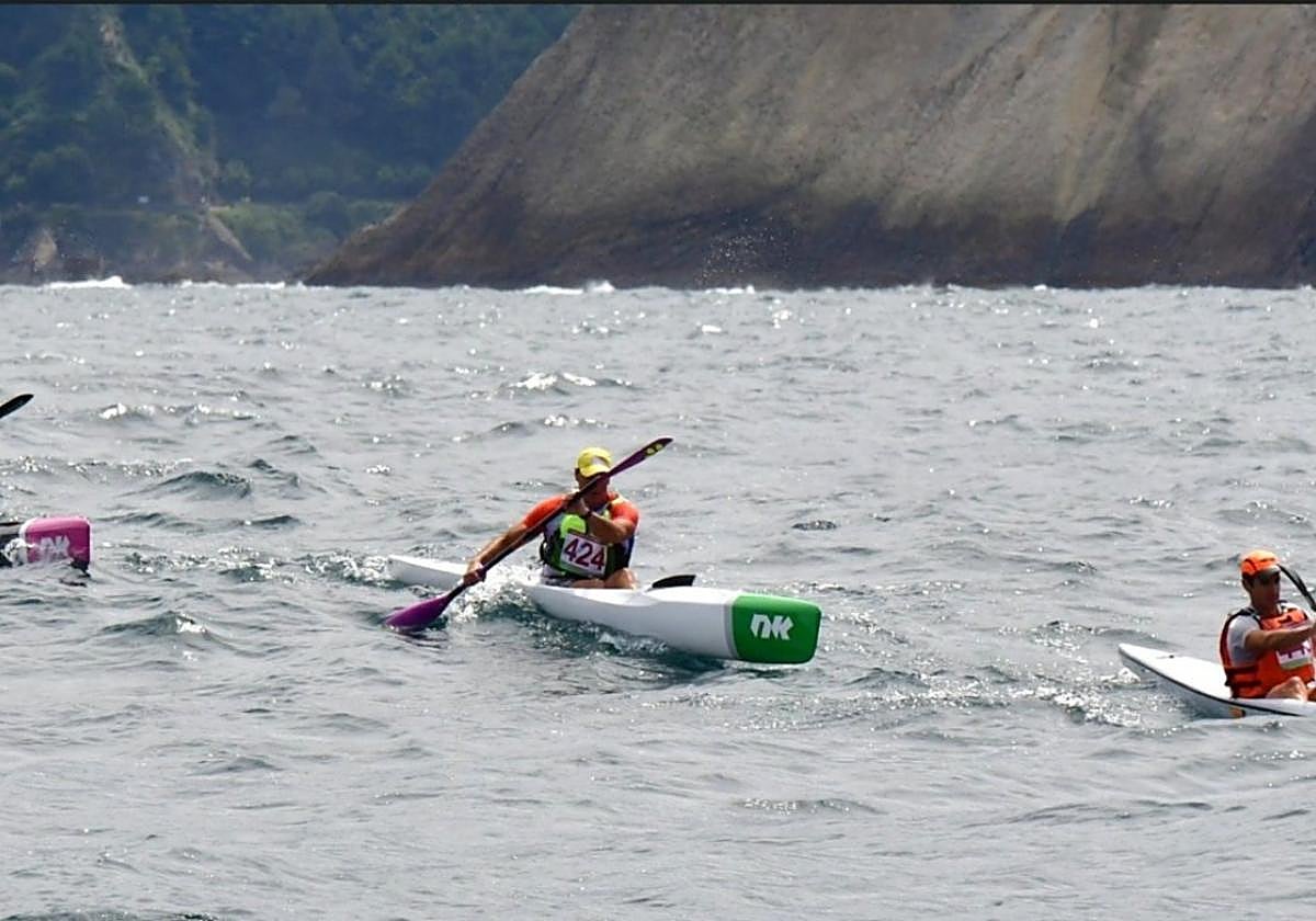 Lander Rodríguez en cabeza camino del Emisario, con Aizpurua y Villagarcía a su estela, en el primer largo, con la bocana pasaitarra de fondo.