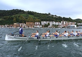 La tripulación de Arraun Lagunak boga en la bahía pasaitarra limando hasta el último detalle de cada palada.