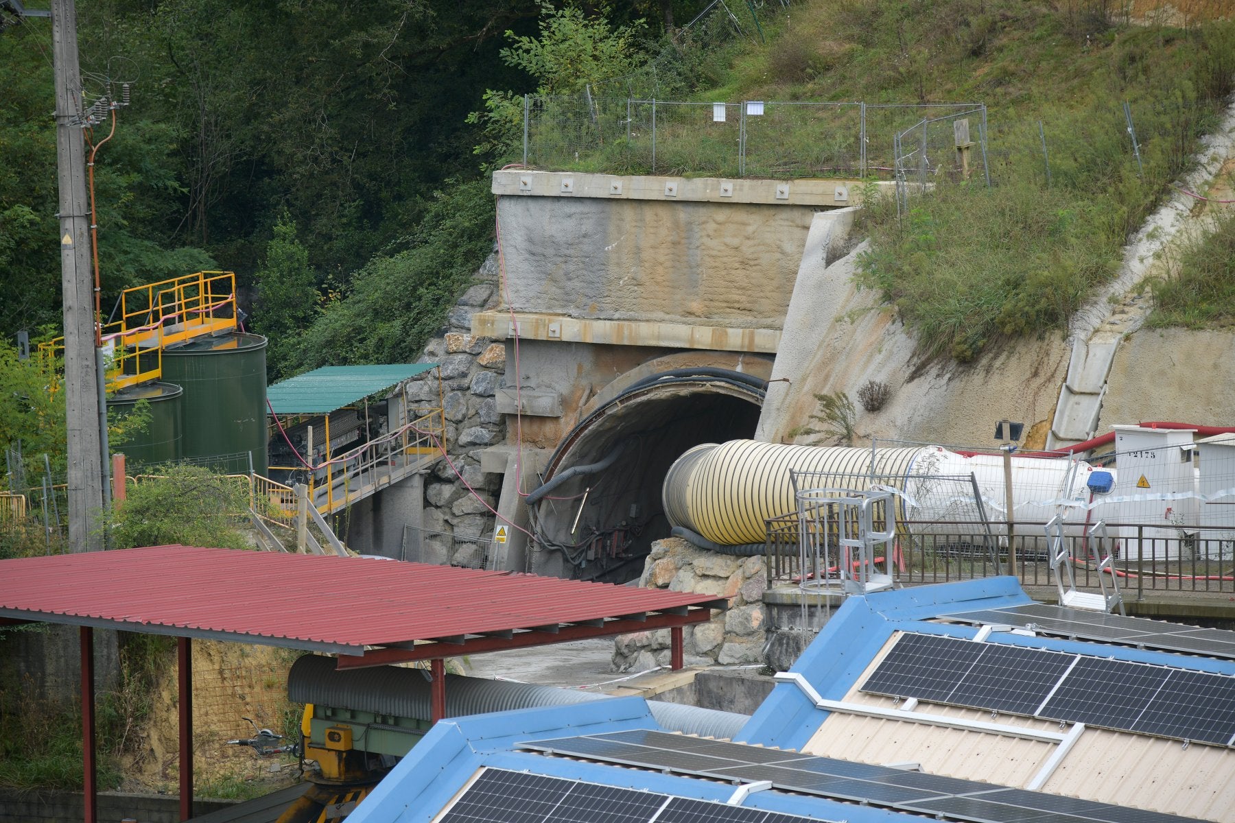 Boca del túnel de Altzola, en Elgoibar, que permitirá más frecuencias y acortará el recorrido.