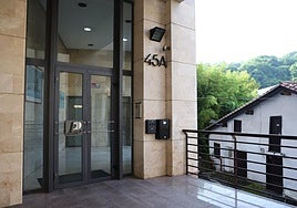 Entrada al edificio del barrio donostiarra de Portuetxe donde están domiciliadas Noran y Erkolan.