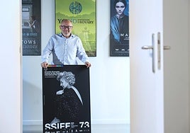 El director del Festival, con el cartel de esta 73 edición.