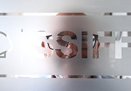 José Luis Rebordinos mira a través del rótulo de la puerta de su despacho en las oficinas del Zinemaldia.