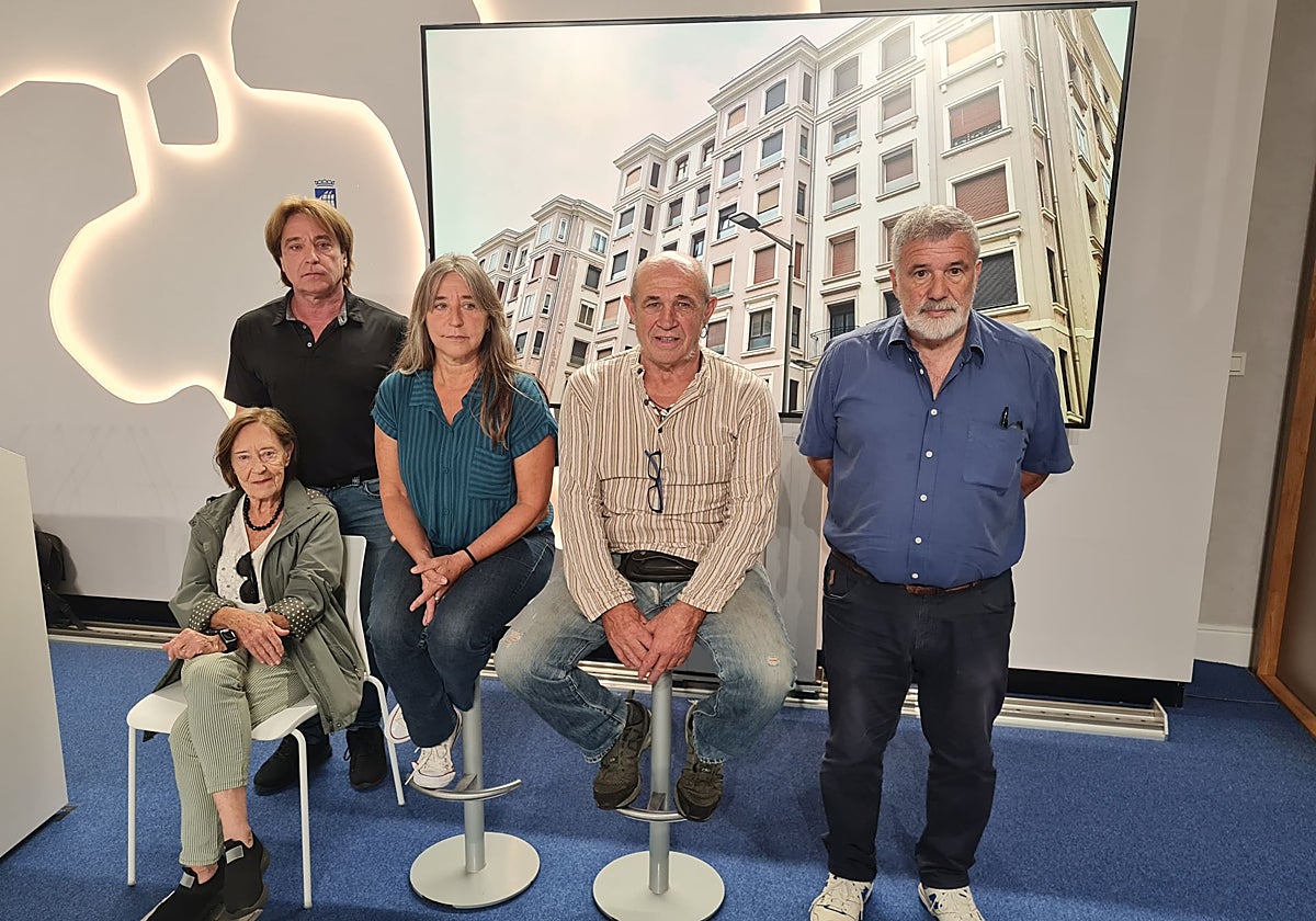 Vecinos de las viviendas de Gros, antes de la rueda de prensa en el Ayuntamiento.