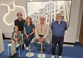 Vecinos de las viviendas de Gros, antes de la rueda de prensa en el Ayuntamiento.