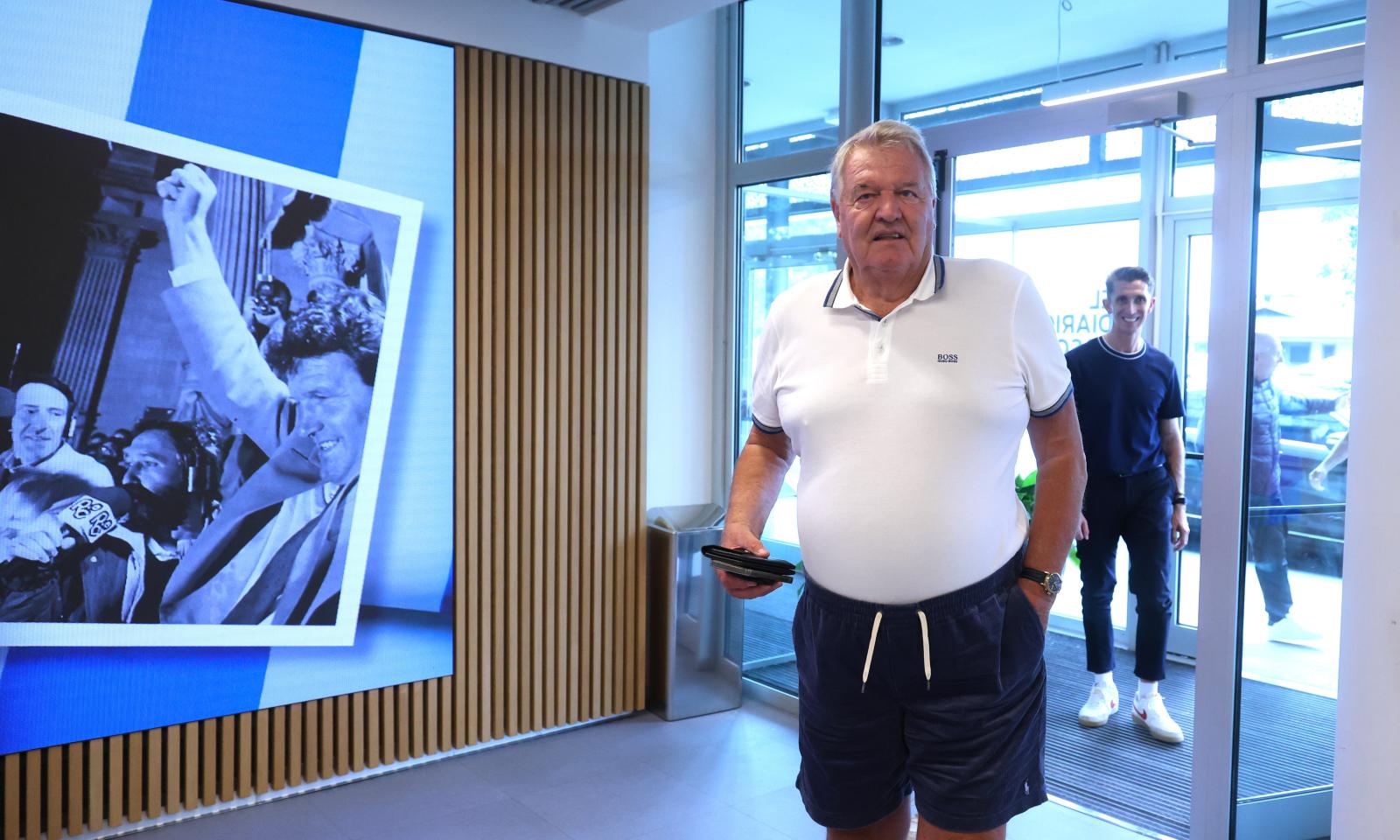 La visita de John Toshack a DV