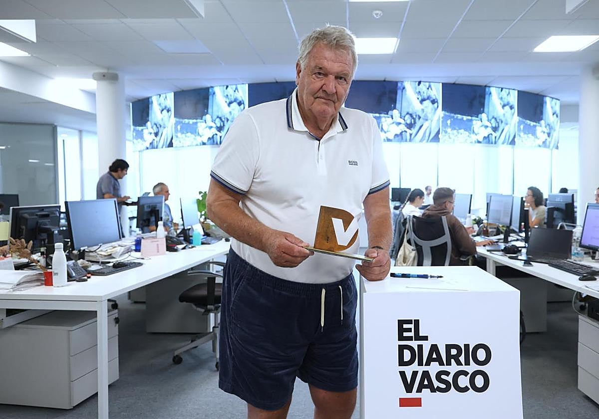 Toshack firma la carta que ha escrito para la afición.