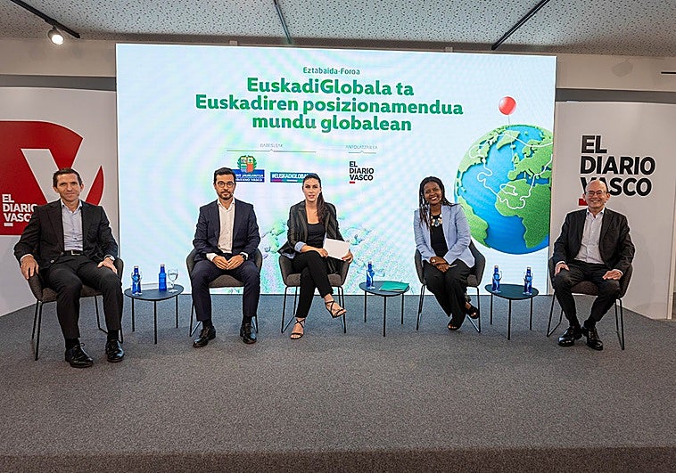 Jon Lezamiz, Ander Caballero, la moderadora Ainhoa Muñoz, Hilaria Vianeke y Javier Font posan en la mesa redonda antes de comenzar el debate que tuvo lugar en DV Gunea.