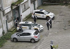 Agentes de la Guardia Municipal delante de los pabellones de Herrera.