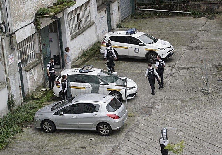 Agentes de la Guardia Municipal delante de los pabellones de Herrera.