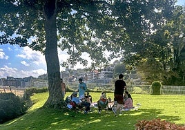 Denuncia Maite: «Domingo pasado, 12.00 horas, y un día maravilloso. Paseando por el palacio de Miramar, uno de los lugares con mejores vistas de toda Donostia, me encuentro con un grupo de amigos de aperitivo, como si estuviesen en el jardín de su casa. ¿Se puede hacer lo que uno quiera y donde quiera? Está claro que sí».