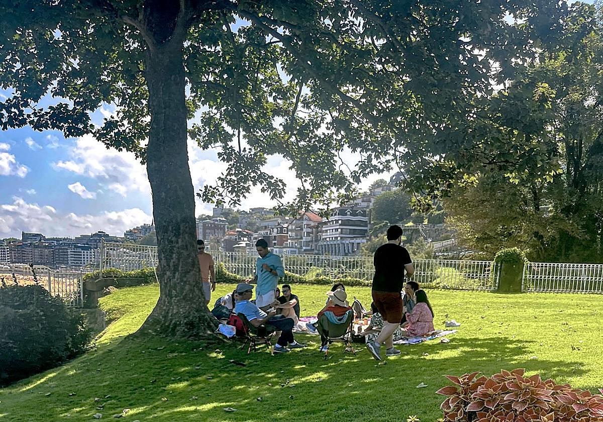 Denuncia Maite: «Domingo pasado, 12.00 horas, y un día maravilloso. Paseando por el palacio de Miramar, uno de los lugares con mejores vistas de toda Donostia, me encuentro con un grupo de amigos de aperitivo, como si estuviesen en el jardín de su casa. ¿Se puede hacer lo que uno quiera y donde quiera? Está claro que sí».