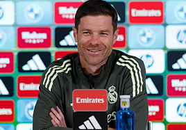 Xabi Alonso, entrenador del Real Madrid, sonriente durante la rueda de prensa de este viernes.