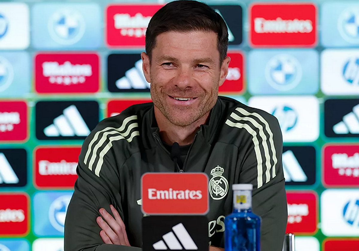 Xabi Alonso, entrenador del Real Madrid, sonriente durante la rueda de prensa de este viernes.
