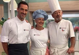 Karlos Arguiñano junto a su hijo Joseba y su hermana Eva.