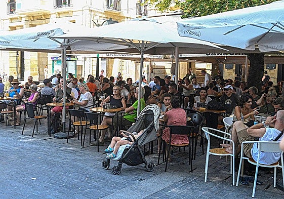 Terraza de un bar en el Boulevard de San Sebastián.
