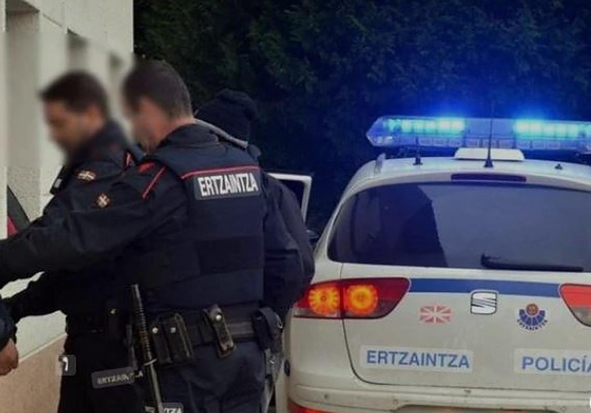 Dos agentes de la Ertzaintza en una operación policial