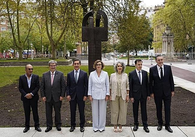 Luis Chillida, Juan Mari Aburto, Carlos Torres Vila, Elixabete Etxanobe, Ibone Bengoetxea, Rafael Pardo y MIguel Zugaza, ante la escultura descubierta