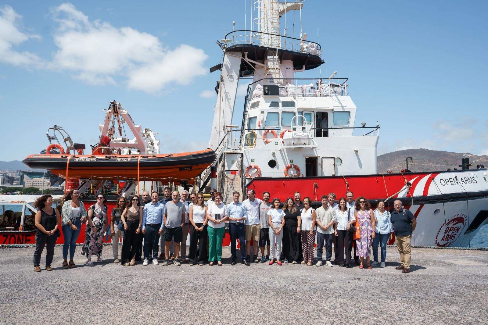 Imanol Pradales, en el centro, se reune con miembros de Open Arms en Canarias.